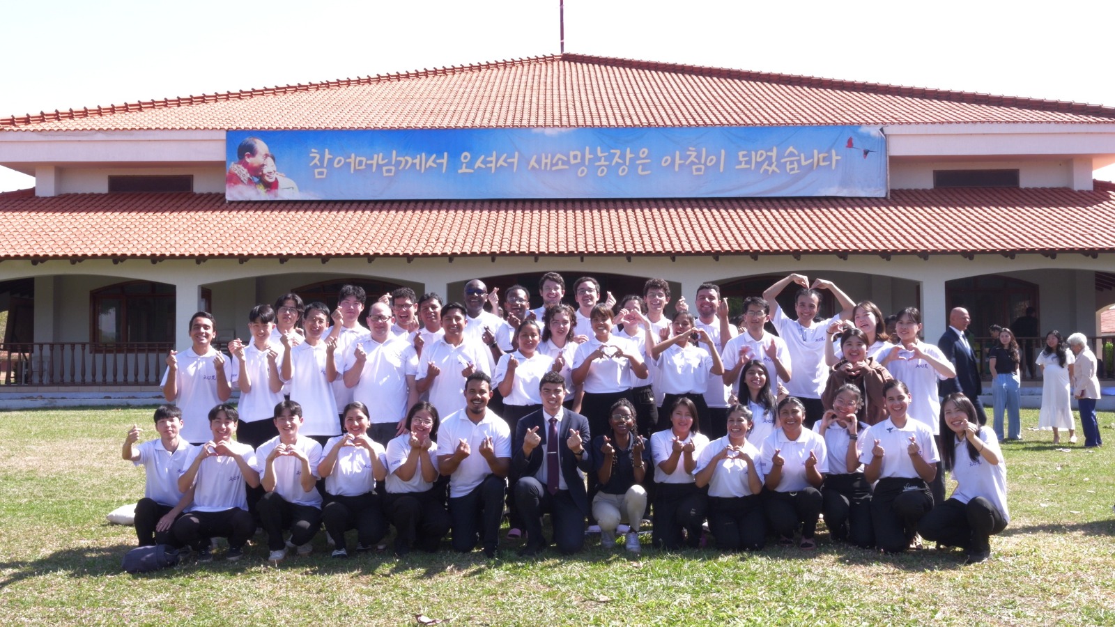 Jovem palestrando em encontro